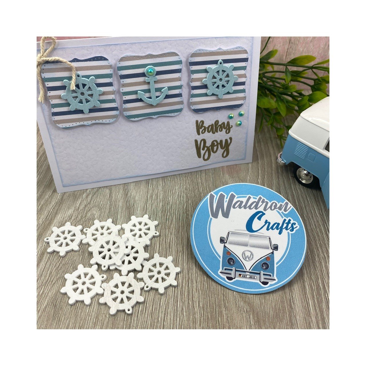 Timón de madera blanco.