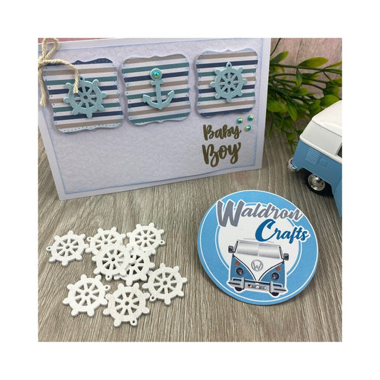 Timón de madera blanco.